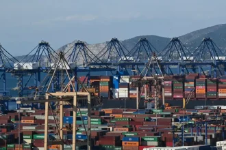 Έφοδος της ΕΛ.ΑΣ στο Γ’ Τελωνείο Πειραιά για εκτελωνιστικές απάτες - Βρέθηκαν 4,5 εκατ. ευρώ, έρευνες σε άλλες 5 χώρες