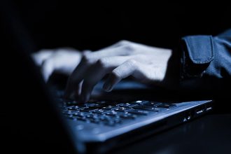 Δυτ. Ελλάδα: Πέρασαν χειροπέδες σε 68χρονο για παιδική πορνογραφία