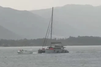 Καταμαράν που έμεινε ακυβέρνητο στον Πόρο μέσα σε μπουρίνι και καταιγίδα