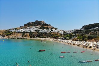 Συνελήφθη 34χρονη που δάγκωσε στο χέρι τον σύντροφό της στην παραλία