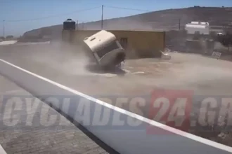 Σαντορίνη: Θυελλώδεις άνεμοι σήκωσαν στον αέρα τροχόσπιτο και το διέλυσαν 
