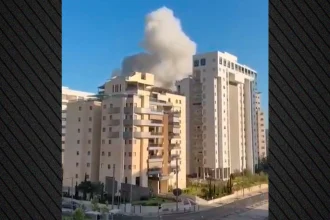Το Ιράν σφυροκοπά το Ισραήλ με βαλλιστικούς πυραύλους: Βομβαρδίστηκε νοσοκομείο – Αναφορές για τραυματίες και σοβαρά πλήγματα