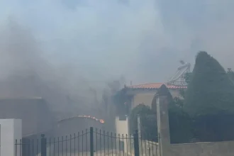 Εκτός ελέγχου η φωτιά στην Παλαιά Φώκαια: Καίγονται σπίτια – Aπεγκλωβισμοί και μηνύματα από το 112 για εκκένωση οικισμών (ΦΩΤΟ & ΒΙΝΤΕΟ) ΝΕΟΤΕΡΑ