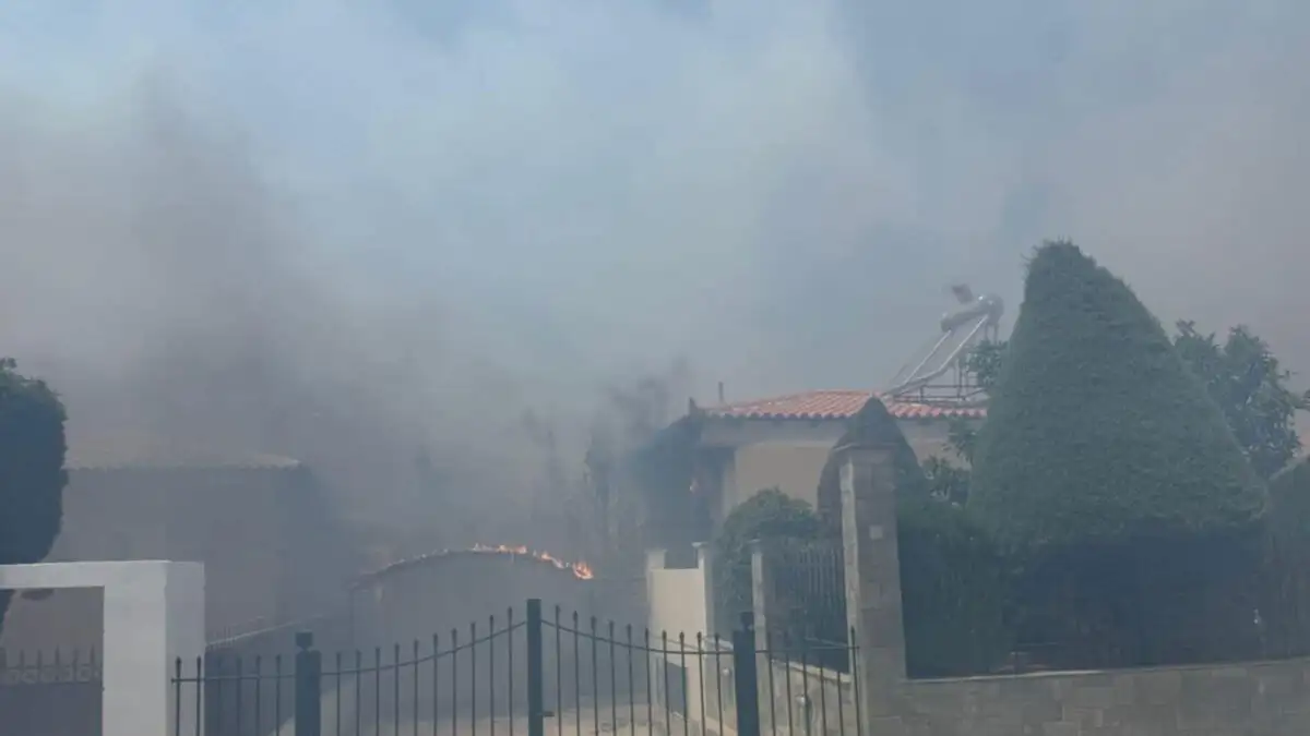 Εκτός ελέγχου η φωτιά στην Παλαιά Φώκαια: Καίγονται σπίτια – Aπεγκλωβισμοί και μηνύματα από το 112 για εκκένωση οικισμών (ΦΩΤΟ & ΒΙΝΤΕΟ) ΝΕΟΤΕΡΑ