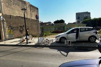 Πανικός στο κέντρο του Αγρινίου - ΙΧ πήρε…. αμπάριζα τραπεζοκαθίσματα εστιατορίου - Από θαύμα δεν υπήρξαν θύματα (ΦΩΤΟ)