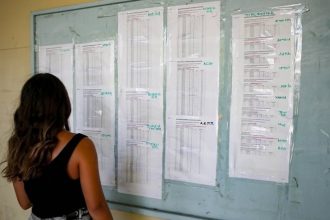 Πανελλαδικές: Οι Μηχανικοί ξεπέρασαν τους Γιατρούς στη Φυσική, πάνω από 18 έγραψαν στην Οικονομία οι τρεις στους δέκα - Πώς θα διαμορφωθούν οι βάσεις εισαγωγής