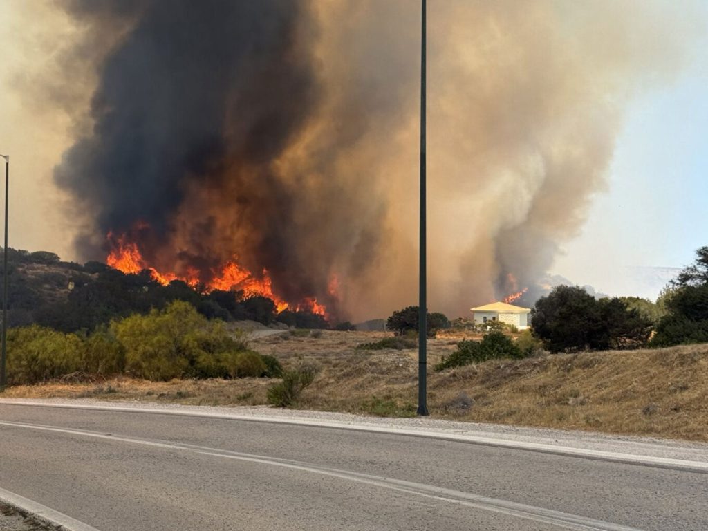 Εκτός ελέγχου η φωτιά στην Παλαιά Φώκαια: Καίγονται σπίτια – Aπεγκλωβισμοί και μηνύματα από το 112 για εκκένωση οικισμών (ΦΩΤΟ & ΒΙΝΤΕΟ) ΝΕΟΤΕΡΑ