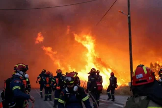 Χίος: Πύρινη κόλαση σε 5 μέτωπα – Αλλεπάλληλα μηνύματα από το 112 για εκκένωση οικισμών