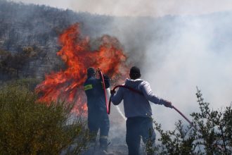 Σε ύφεση η μεγάλη φωτιά στο Άνω Σούλι Μαραθώνα - BINTEO