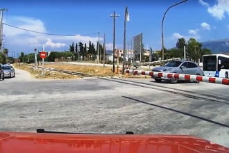 ΒΙΝΤΕΟ ΣΟΚ - Πάτρα: Πέρασε κάτω από τις μπάρες του τρένου, τον εγκλώβισαν και… ανέπτυξε ταχύτητα - Είχε και μικρό παιδί στο ΙΧ