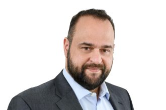 Βασίλης Αϊβαλής: Η Δημοτική Αρχή οφείλει να συνδυάσει την προστασία της ευπρέπειας με τη διαφύλαξη του δικαιώματος στην έκφραση