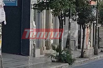 Πάτρα-Μία από τα ίδια: Αποκολλήθηκαν σοβάδες από κτίριο στο κέντρο της πόλης - Η αστυνομία απέκλεισε τον χώρο - ΦΩΤΟ
