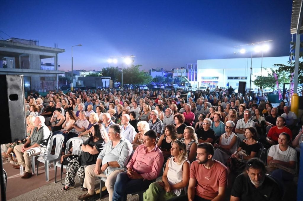 Δυτική Αχαΐα: Με επιτυχία η πρεμιέρα του έργου “Οκτώ Γυναίκες Κατηγορούν” Δυτική Αχαΐα: Με επιτυχία η πρεμιέρα του έργου “Οκτώ Γυναίκες Κατηγορούν”