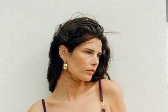 Αυτό το χρώμα θα είναι huge το φθινόπωρο — και μπορείς να το φορέσεις από τώρα
