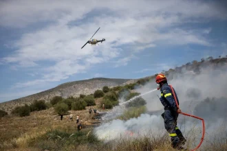 Φωτιά στην Αιτωλοακαρνανία, κοντά στο Αρχαίο Θέατρο Οινιαδών – Επιχειρούν 6 εναέρια μέσα