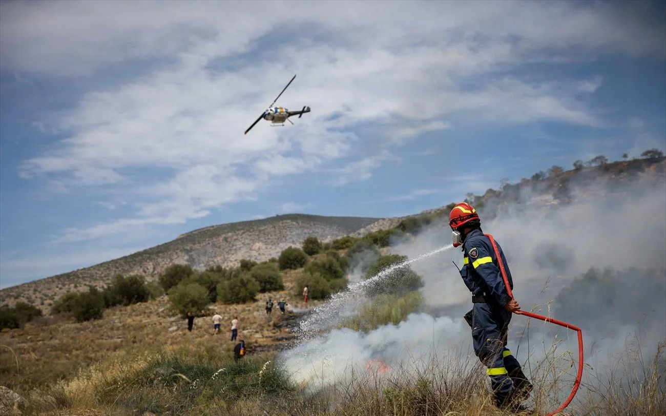 Φωτιά στην Αιτωλοακαρνανία, κοντά στο Αρχαίο Θέατρο Οινιαδών – Επιχειρούν 6 εναέρια μέσα