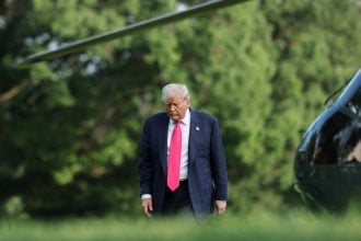 Στο ναδίρ η δημοτικότητα του Ντόναλντ Τραμπ – "Αγκάθι" το Μεταναστευτικό