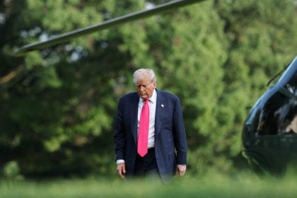 Στο ναδίρ η δημοτικότητα του Ντόναλντ Τραμπ – "Αγκάθι" το Μεταναστευτικό