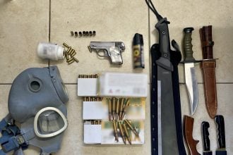 Πάτρα: Απείλησε με πυροβόλο όπλο και τον έπιασαν σε καταδίωξη - Βρέθηκαν μαχαίρια, ξίφος, φυσίγγια και κροτίδες (ΦΩΤΟ)
