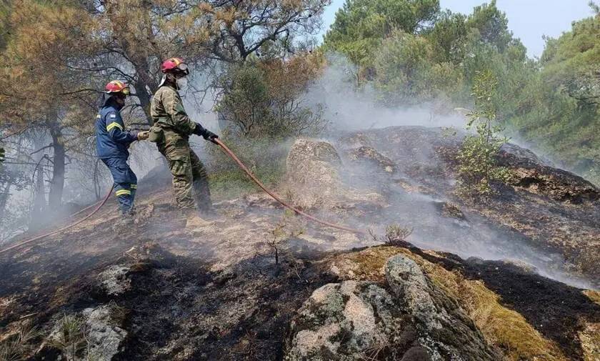 Υπό έλεγχο οι φωτιές σε Κορωπί και Μαρκόπουλο
