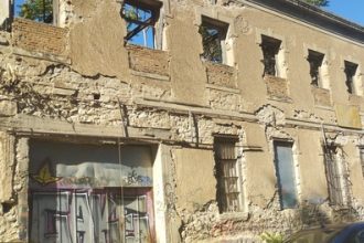 Πάτρα: Κτίριο είναι έτοιμο να καταρρεύσει, αλλά κυριαρχεί η αδιαφορία