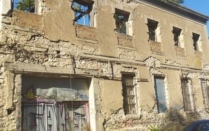 Πάτρα: Κτίριο είναι έτοιμο να καταρρεύσει, αλλά κυριαρχεί η αδιαφορία
