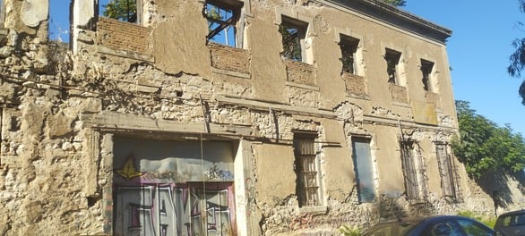 Πάτρα: Κτίριο είναι έτοιμο να καταρρεύσει, αλλά κυριαρχεί η αδιαφορία