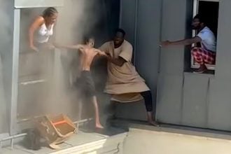 Παρίσι: 39χρονος ήρωας έσωσε 6 ανθρώπους από φλεγόμενο σπίτι στον 6ο όροφο - Συγκλονιστικό βίντεο
