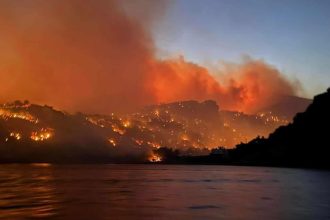 Φωτιά στην Ιεράπετρα: Καίγονται σπίτια και απειλούνται ξενοδοχεία – Νέο μήνυμα του 112 για εκκενώσεις 5 οικισμών, απομακρύνθηκε κόσμος με σκάφη