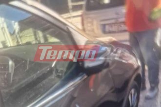 Πανικός στο κέντρο της Πάτρας: Σωλήνας έφυγε από οικοδομή και έπεσε πάνω σε αυτοκίνητα – Στο ένα βρισκόταν μητέρα με ανήλικα παιδιά ΦΩΤΟ