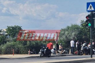 Πάτρα: ΙΧ συγκρούστηκε με μηχανάκι και ο οδηγός έπεσε… πάνω σε δεύτερο δίκυκλο! Χαμός στην Αμερικής (ΦΩΤΟ)