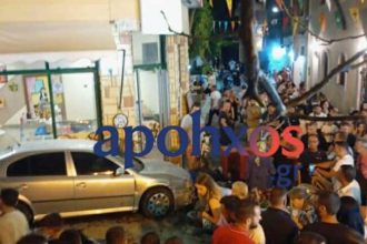 Παραλίγο τραγωδία στη Ζάκυνθο - Αυτοκίνητο έπεσε πάνω σε πιστούς ΒΙΝΤΕΟ