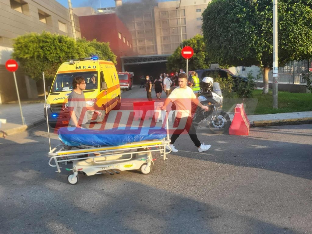 Υπό έλεγχο η φωτιά στο ΓΝ "Άγιος Ανδρέας" Πάτρας - Ακόμα εκκενώνονται κλινικές - Αποπνικτική η κατάσταση - «Για προληπτικούς λόγους μετακινούμε ασθενείς», λέει ο Γεωργιάδης - ΔΕΙΤΕ ΦΩΤΟΓΡΑΦΙΕΣ από την επιχείρηση απομάκρυνσης του εξοπλισμού