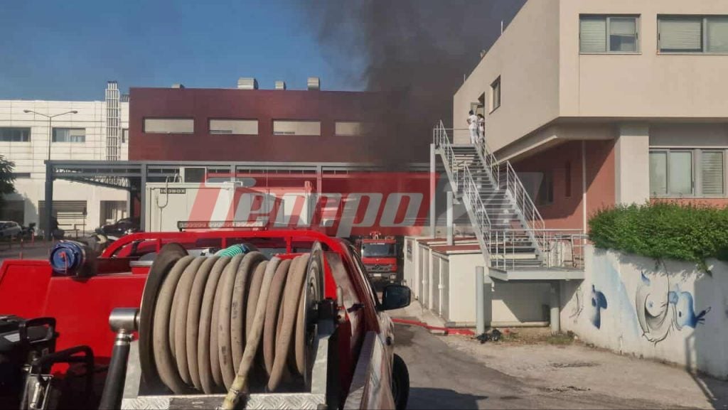 Πάτρα: Φωτιά στο ΓΝ "Άγιος Ανδρέας" - Η αστυνομία σταμάτησε άνδρα που ήθελε να δει τον πατέρα του - 58 ασθενείς μεταφέρονται σε άλλες κλινικές - Έκτακτη οδηγία να μείνουν στα σπίτια τους έλαβαν κάτοικοι της περιοχής λόγω του πυκνού καπνού- Νέες ΦΩΤΟ - ΒΙΝΤΕΟ