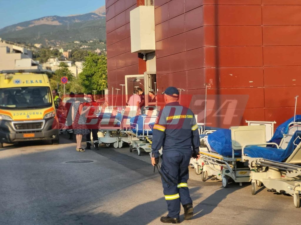Υπό έλεγχο η φωτιά στο ΓΝ "Άγιος Ανδρέας" Πάτρας - Ακόμα εκκενώνονται κλινικές - Αποπνικτική η κατάσταση - «Για προληπτικούς λόγους μετακινούμε ασθενείς», λέει ο Γεωργιάδης - ΔΕΙΤΕ ΦΩΤΟΓΡΑΦΙΕΣ από την επιχείρηση απομάκρυνσης του εξοπλισμού