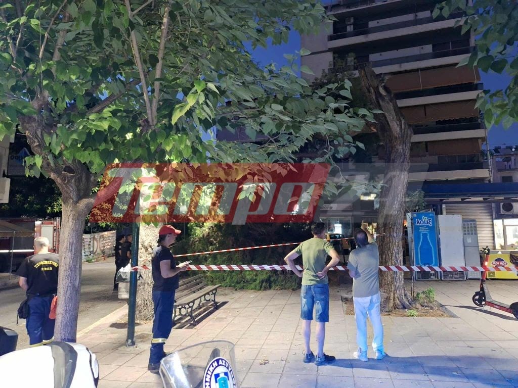 Πάτρα: Δέντρο έπεσε στην πλατεία Βουδ (ΦΩΤΟ-ΒΙΝΤΕΟ)