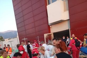Πάτρα – Φωτιά στο ΓΝ “Άγιος Ανδρέας”: Συγκλονιστικές εικόνες με τους εθελεντές του Ελληνικού Ερυθρού Σταυρού να απομακρύνουν τους ασθενείς από τις κλινικές - ΦΩΤΟ