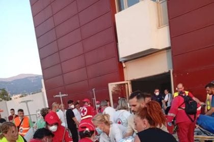 Πάτρα – Φωτιά στο ΓΝ “Άγιος Ανδρέας”: Συγκλονιστικές εικόνες με τους εθελεντές του Ελληνικού Ερυθρού Σταυρού να απομακρύνουν τους ασθενείς από τις κλινικές - ΦΩΤΟ