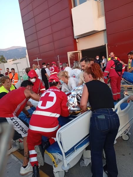 Πάτρα – Φωτιά στο ΓΝ “Άγιος Ανδρέας”: Συγκλονιστικές εικόνες με τους εθελεντές του Ελληνικού Ερυθρού Σταυρού να απομακρύνουν τους ασθενείς από τις κλινικές - ΦΩΤΟ