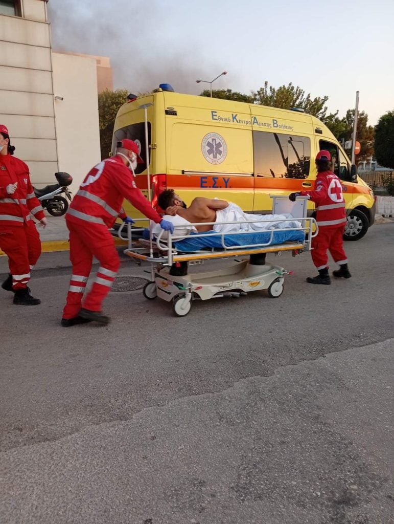 Πάτρα – Φωτιά στο ΓΝ “Άγιος Ανδρέας”: Συγκλονιστικές εικόνες με τους εθελεντές του Ελληνικού Ερυθρού Σταυρού να απομακρύνουν τους ασθενείς από τις κλινικές - ΦΩΤΟ
