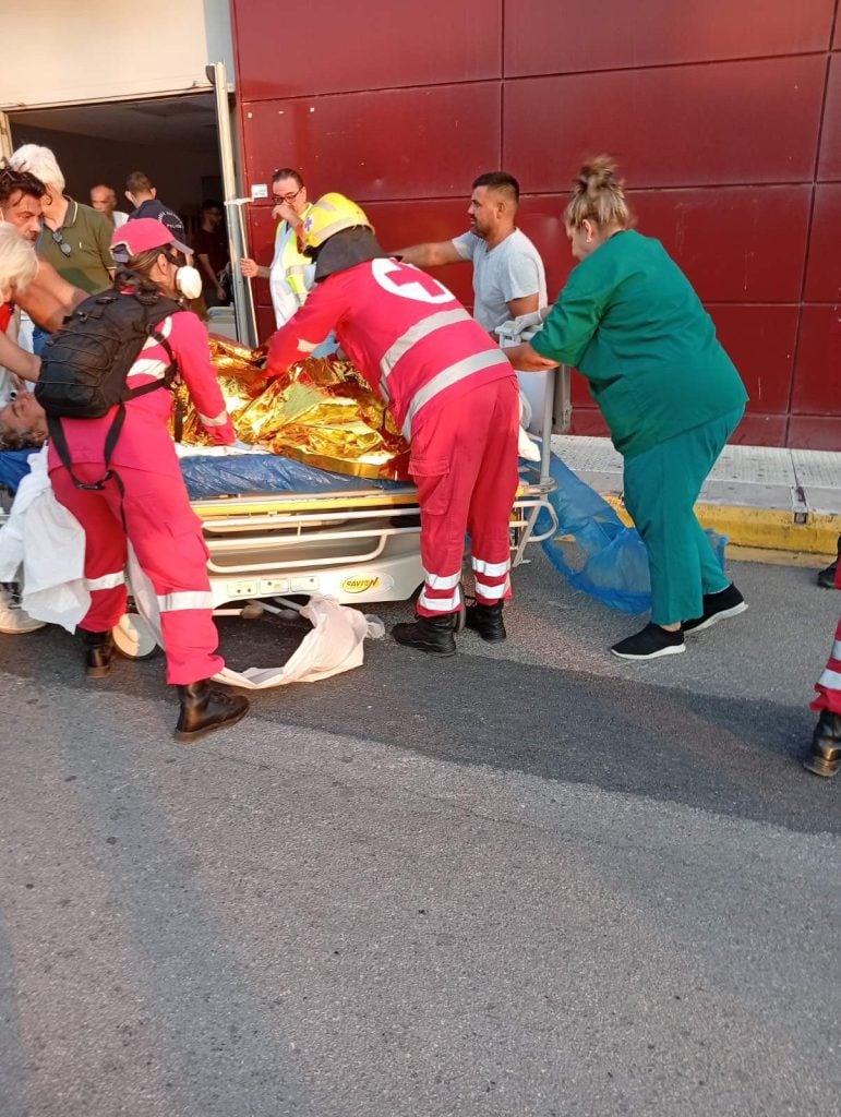 Πάτρα – Φωτιά στο ΓΝ “Άγιος Ανδρέας”: Συγκλονιστικές εικόνες με τους εθελεντές του Ελληνικού Ερυθρού Σταυρού να απομακρύνουν τους ασθενείς από τις κλινικές - ΦΩΤΟ