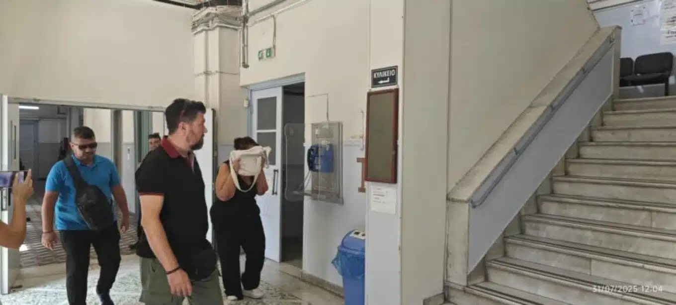 Προφυλακίστηκε η 52χρονη που κατηγορείται για παιδική πορνογραφία και αιμομιξία σε βάρος της κόρης της