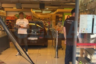 Αυτοκίνητο «εισέβαλε» σε σούπερ μάρκετ στην Πέτρου Ράλλη - Στο νοσοκομείο 3 άτομα