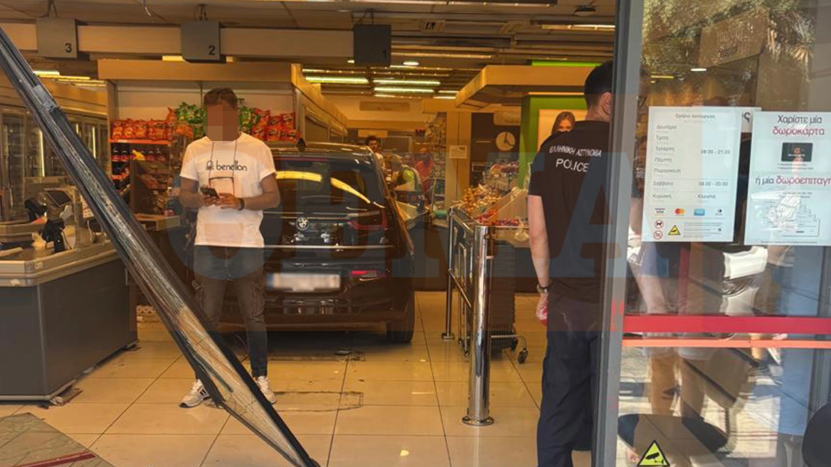 Αυτοκίνητο «εισέβαλε» σε σούπερ μάρκετ στην Πέτρου Ράλλη - Στο νοσοκομείο 3 άτομα