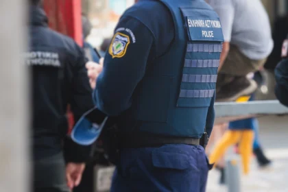 Σε διαθεσιμότητα αστυνομικός για βαριά σωματική βλάβη και παράβαση καθήκοντος κατά τη διάρκεια σύλληψης διαδηλωτή