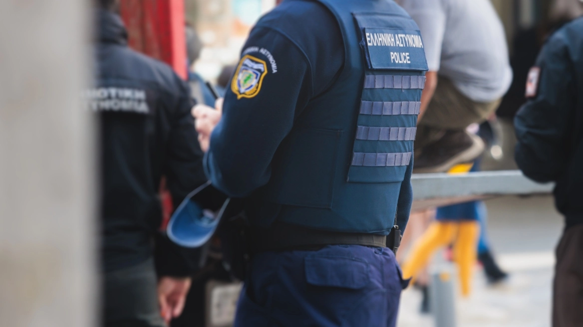 Σε διαθεσιμότητα αστυνομικός για βαριά σωματική βλάβη και παράβαση καθήκοντος κατά τη διάρκεια σύλληψης διαδηλωτή