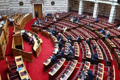 Με νέα ένταση για την επεισοδιακή ψηφοφορία στην υπόθεση ΟΠΕΚΕΠΕ ξεκίνησε η σημερινή συνεδρίαση στη Βουλή