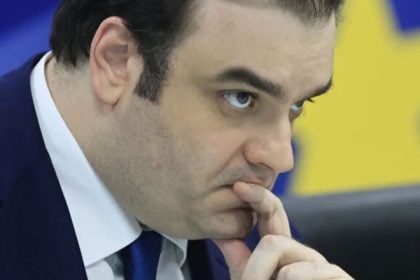 Μήνυση και αγωγή Πιερρακάκη για δημοσιεύματα που του επιτέθηκαν προσωπικώς για τα ψηφιακά έργα