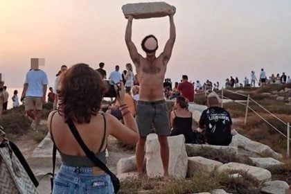 Νάξος: Σάλος με τον τουρίστα που σηκώνει μάρμαρο χιλιάδων ετών