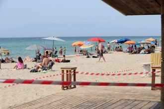 Λουκέτο 48 ωρών σε beach bar για καταπάτηση αιγιαλού